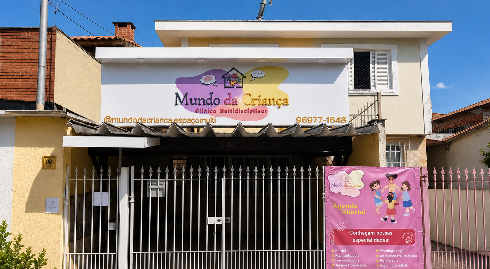 Fachada frontal da clínica Mundo da Criança no Campo Limpo